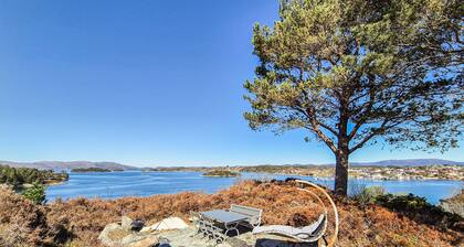 Amazing home in Hjellestad with house sea view