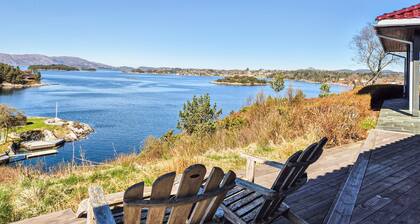 Amazing home in Hjellestad with house sea view