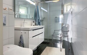 Shower - Stunning home in ålesund with house sea view (Ålesund)