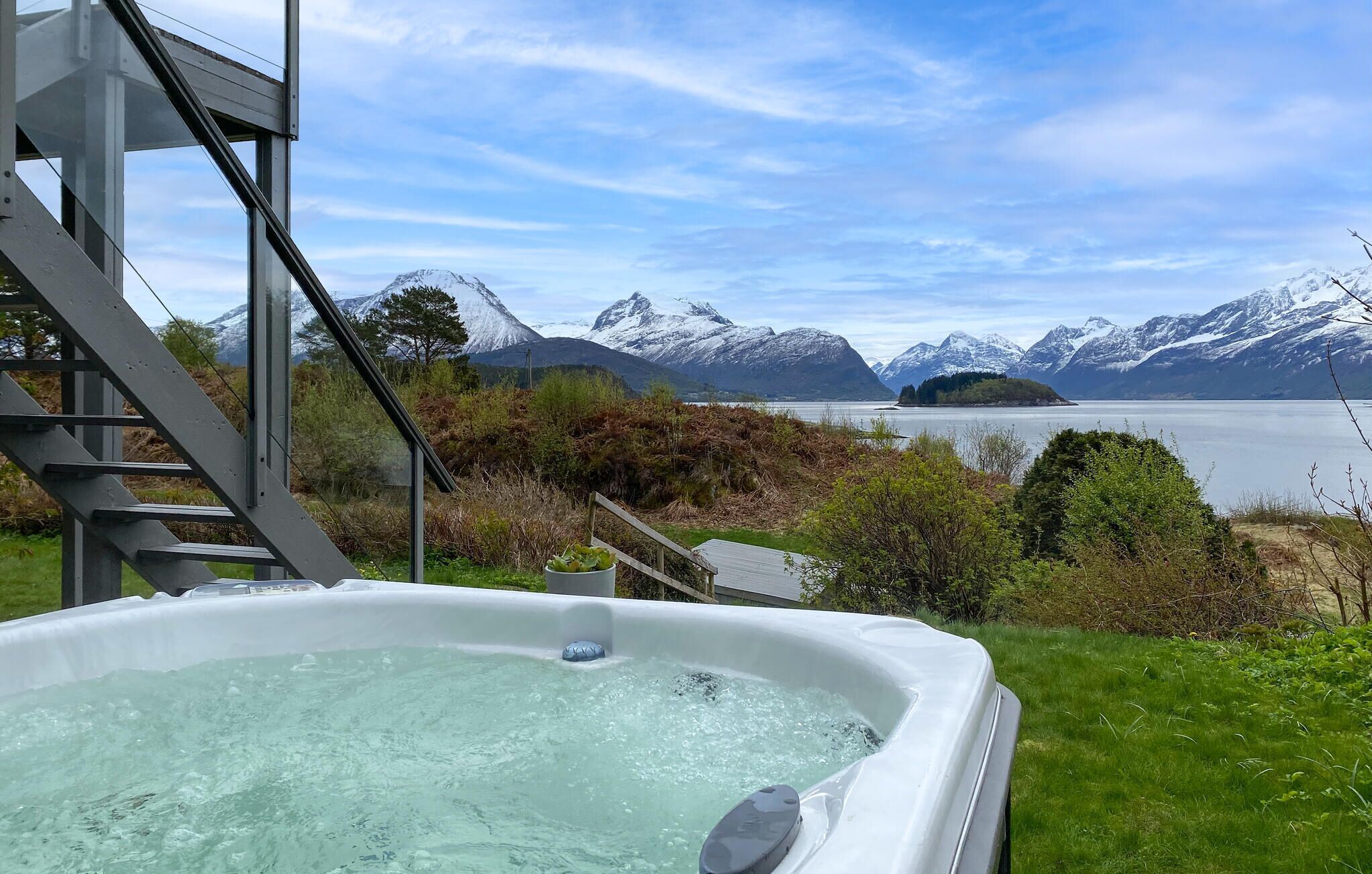 Outdoor spa tub