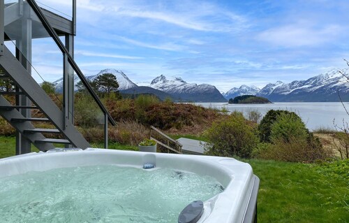 Stunning home in ålesund with house sea view