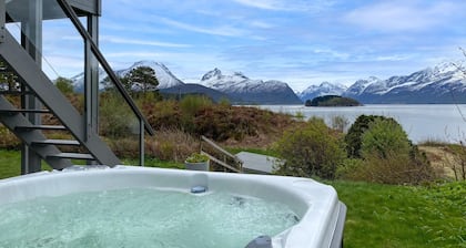 Stunning home in ålesund with house sea view