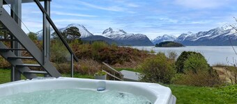 Stunning home in ålesund with house sea view