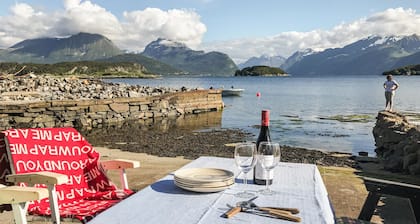 Stunning home in ålesund with house sea view
