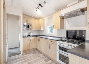 Unclassified image, 3 of 11, button - Gold Premium Caravan, Sleeps 6. With parking. (Burgh Castle, Nr Gt Yarmouth)