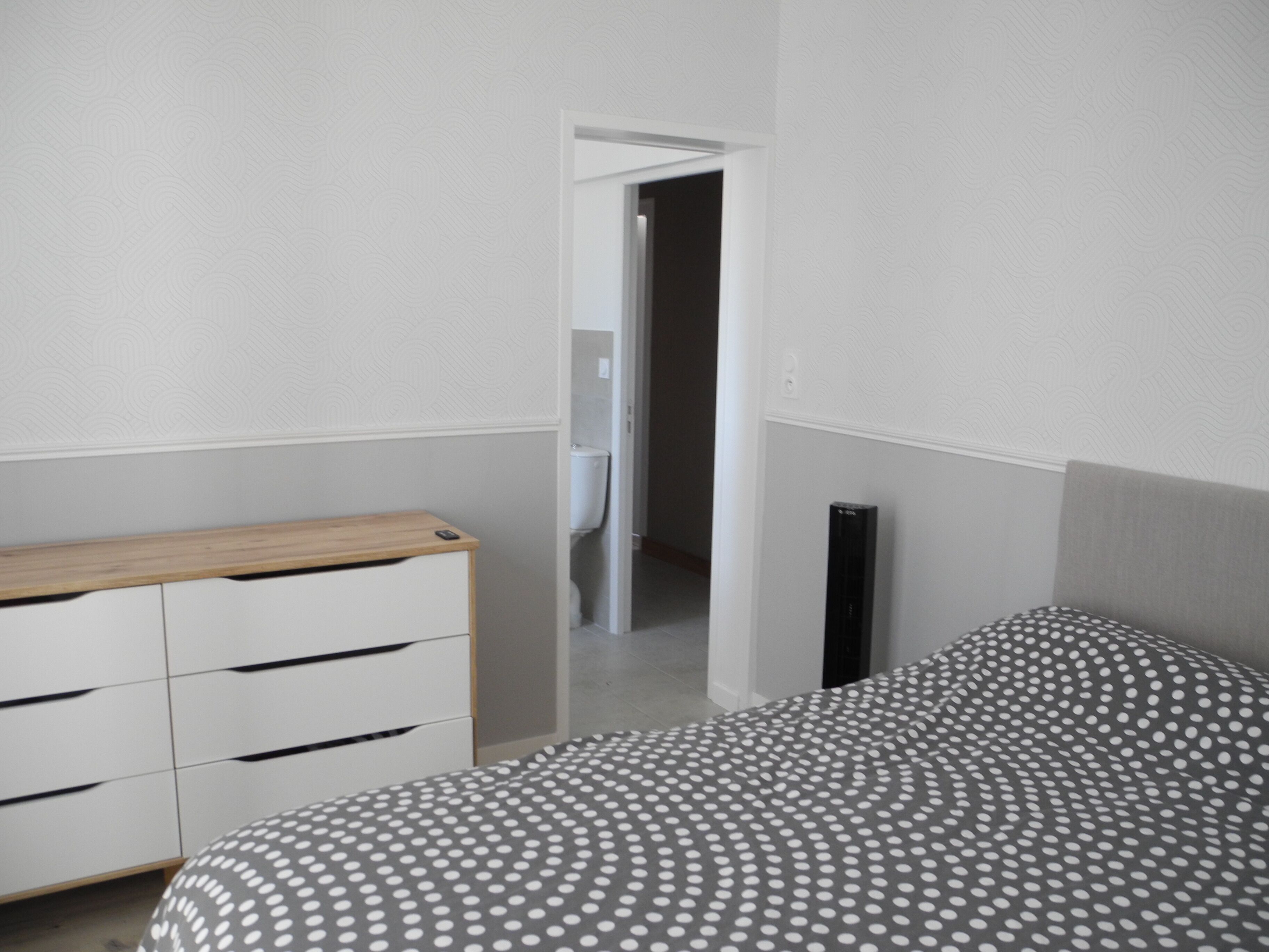 Iron/ironing board, bed sheets