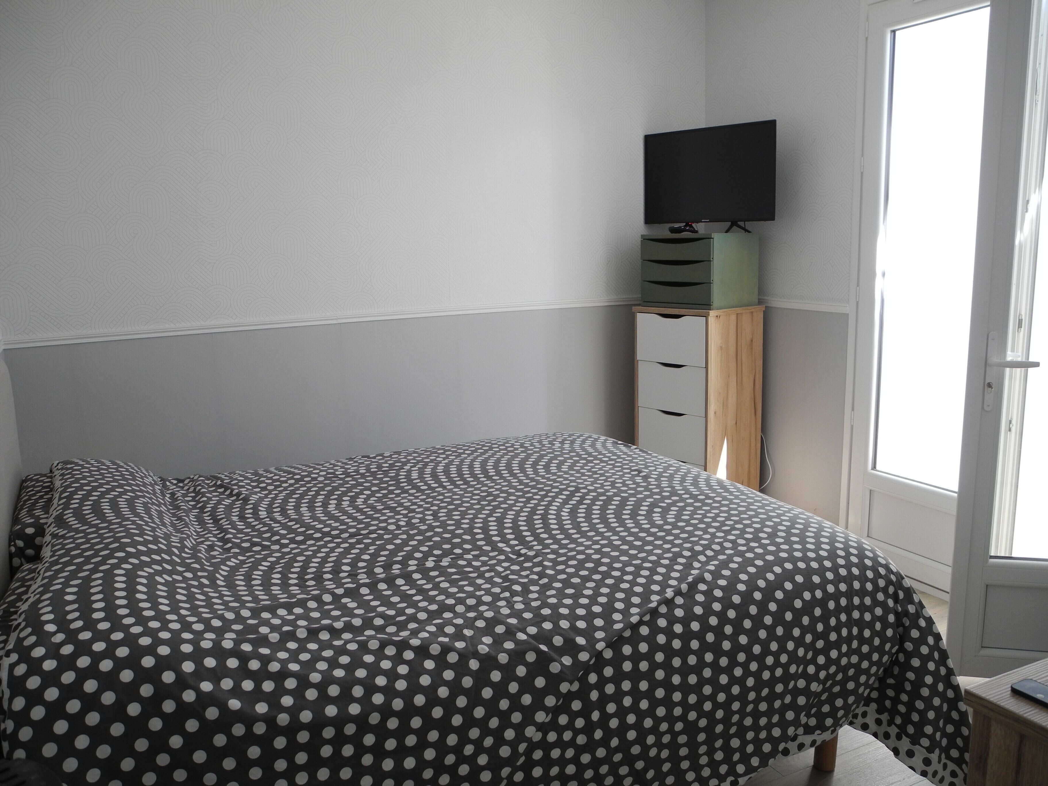 Iron/ironing board, bed sheets