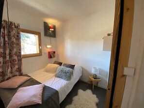2 slaapkamers, een strijkplank/strijkijzer, internet