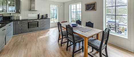 Réfrigérateur, micro-ondes, plaque de cuisson, lave-vaisselle