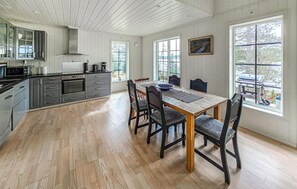 Fridge, microwave, stovetop, dishwasher - Amazing home in ørje with WiFi (Ørje)