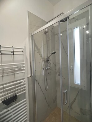 Douche, sèche-cheveux, bidet, serviettes fournies