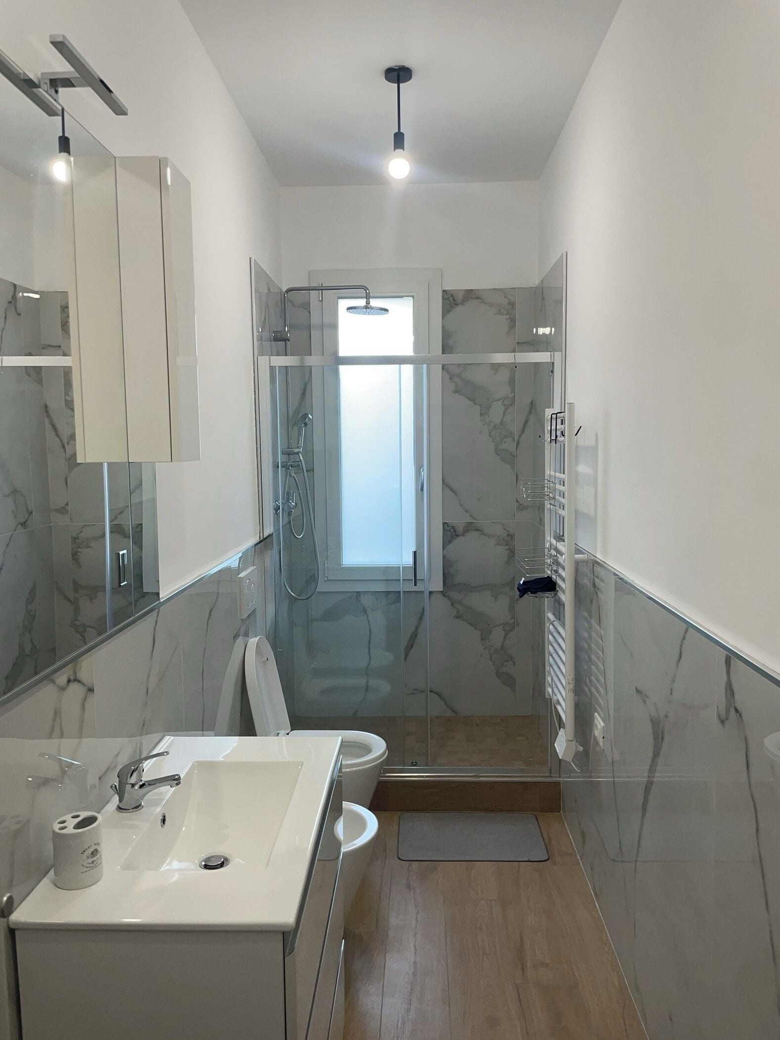 Douche, sèche-cheveux, bidet, serviettes fournies