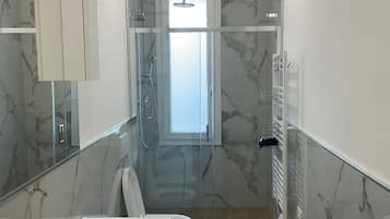 Doccia, asciugacapelli, bidet, asciugamani