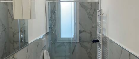 Douche, sèche-cheveux, bidet, serviettes fournies