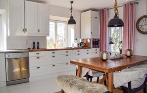 Kühlschrank, Mikrowelle, Herdplatte, Geschirrspüler