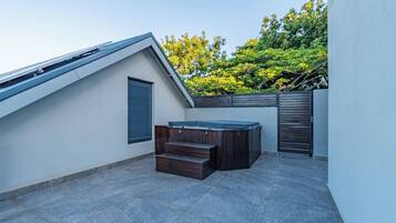 Room, 1 Bedroom, Balcony, Garden View | Bathroom amenities