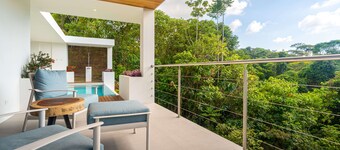 Modern gated villa in Ojochal with mountain views. Sleeps 8 with 3 bedrooms and 6 beds. Enjoy two infinity pools, modern design, A/C in all rooms, and total privacy surrounded by nature.