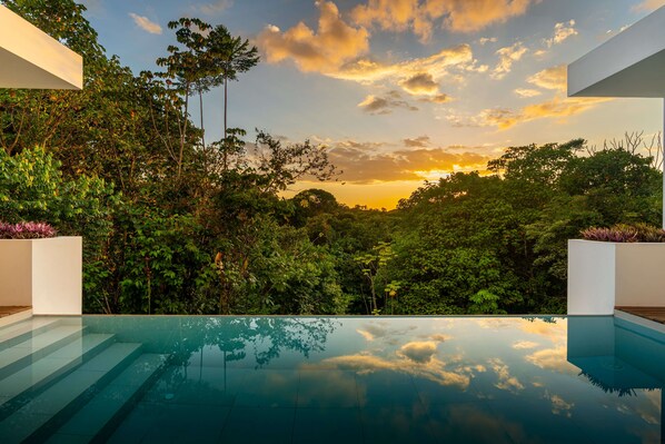 Ein Pool mit freiem Blick auf den Himmel und die umliegende Grünfläche.