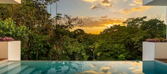 Modern gated villa in Ojochal with mountain views. Sleeps 8 with 3 bedrooms and 6 beds. Enjoy two infinity pools, modern design, A/C in all rooms, and total privacy surrounded by nature.
