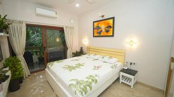 In-room safe, soundproofing, iron/ironing board, free WiFi