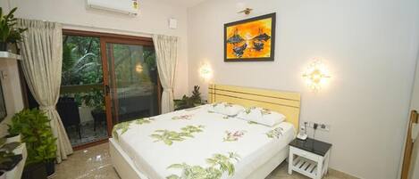 In-room safe, soundproofing, iron/ironing board, free WiFi