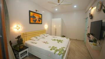 In-room safe, soundproofing, iron/ironing board, free WiFi