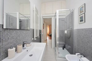 Shower, hair dryer, bidet, towels - Prati Elegance Charming apartment with 2 bathrooms (Roma)