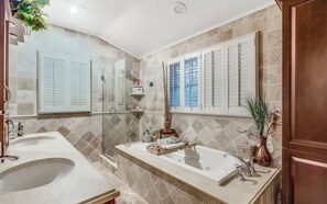 Douche, séchoir à cheveux, serviettes fournies, savon