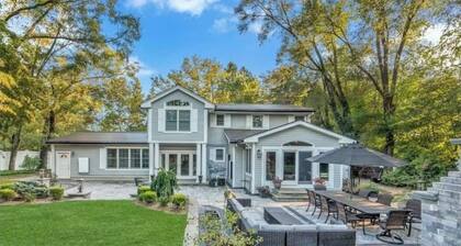 Spacious Luxe 5-bedroom house with beautiful resort backyard