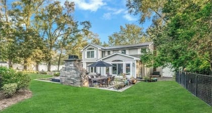 Spacious Luxe 5-bedroom house with beautiful resort backyard