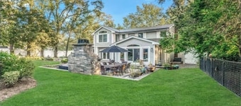 Spacious Luxe 5-bedroom house with beautiful resort backyard