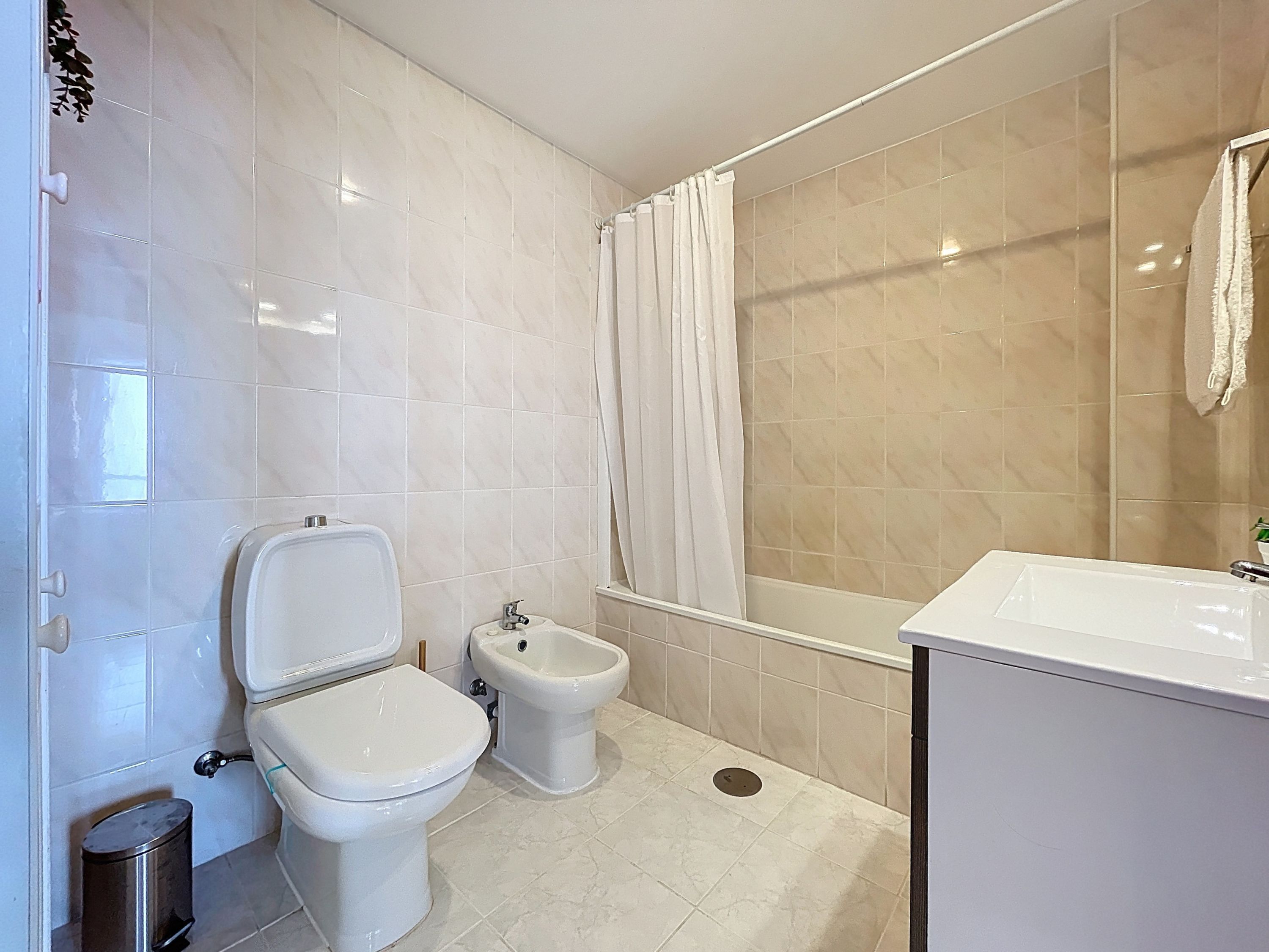 Ein Badezimmer mit Toilette, Bidet, Badewanne und Waschbecken.