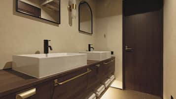 Estudio Deluxe | Baño | Ducha, artículos de higiene personal gratuitos y secador de pelo