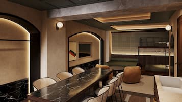 Deluxe Studio | Desk, blackout curtains, iron/ironing board, free WiFi