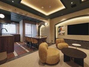Escritorio, cortinas blackout y tabla de planchar con plancha 