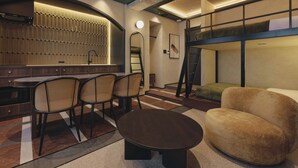 Un interior moderno con comedor, sofá, litera y cocina.