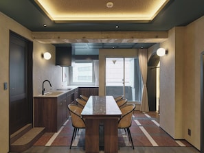 Escritorio, cortinas blackout y tabla de planchar con plancha 