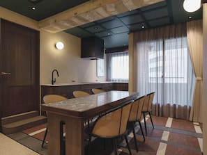 Deluxe Studio | Desk, blackout drapes, iron/ironing board, free WiFi