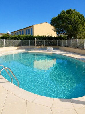 Outdoor pool - 3-bedroom villa with pool in Sainte-Maxime - Close to beaches & golf course (Sainte-Maxime)