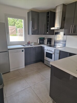 Private kitchen - 3-bedroom villa with pool in Sainte-Maxime - Close to beaches & golf course (Sainte-Maxime)