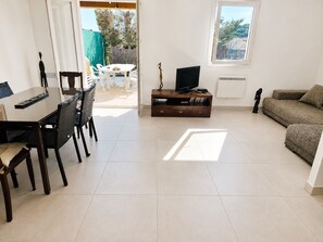 TV - 3-bedroom villa with pool in Sainte-Maxime - Close to beaches & golf course (Sainte-Maxime)