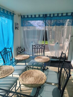 Outdoor dining - Vrbo Property (Chargé)