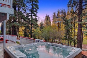 Outdoor spa tub - Private Hot Tub + Outdoor Dining + Mountain Views | Walk to Lake + Village (Big Bear Lake)