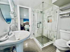 Shower, hair dryer, towels, shampoo - Sandy Toes Stay Coastal 2BDR (Galveston)