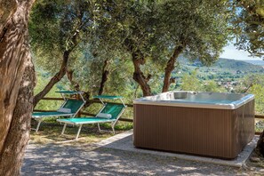 Outdoor spa tub - HYDROMASSAGE BATHTUB-AGRITURISMO FATTORIA LA PIEVE-COTTAGE OLIVO 8 km from Pisa (calci)
