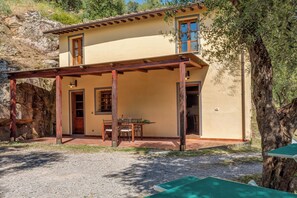 Outdoor dining - HYDROMASSAGE BATHTUB-AGRITURISMO FATTORIA LA PIEVE-COTTAGE OLIVO 8 km from Pisa (calci)