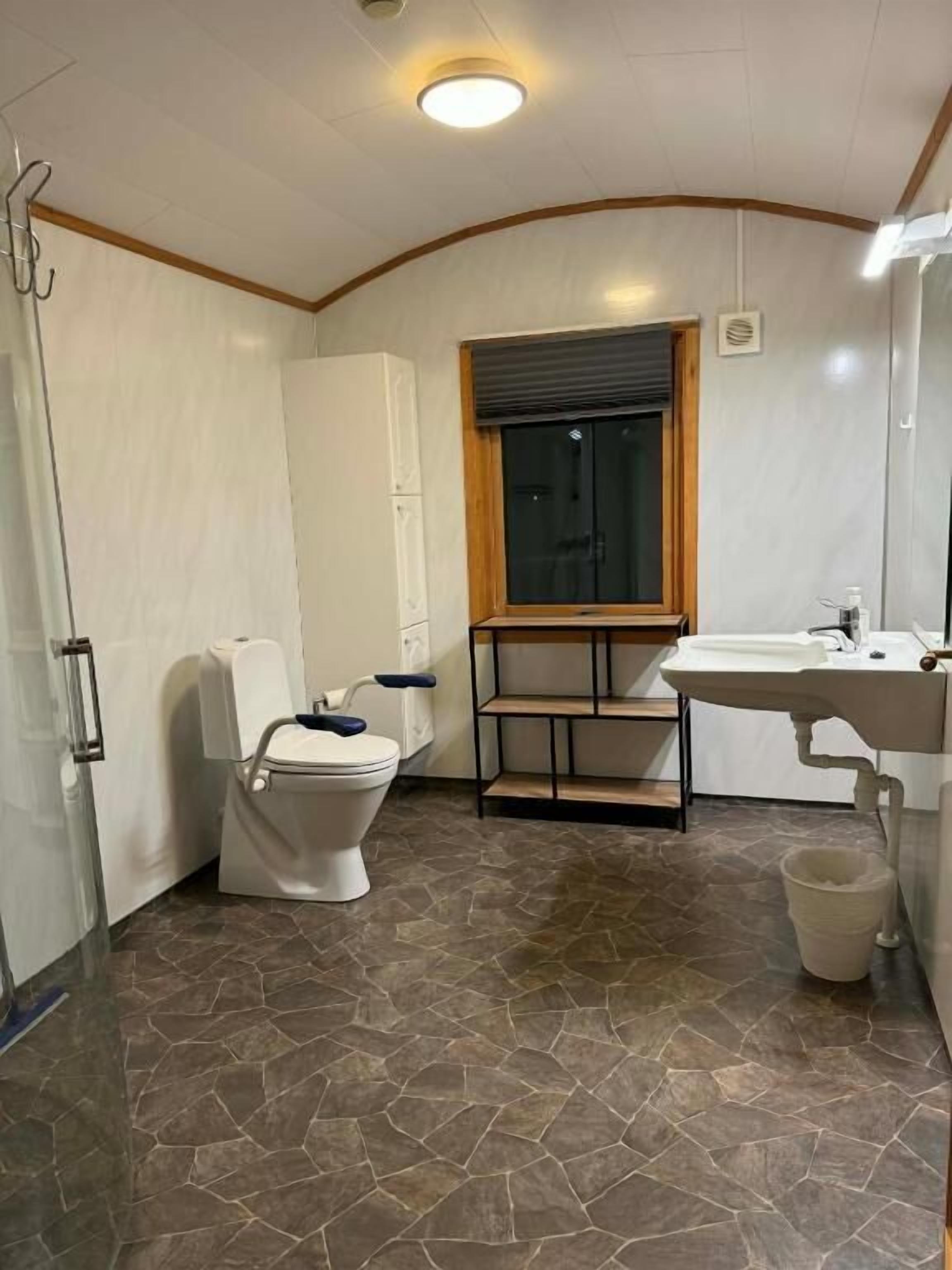 Twin Room | Bathroom