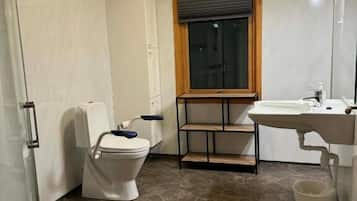 Twin Room | Bathroom