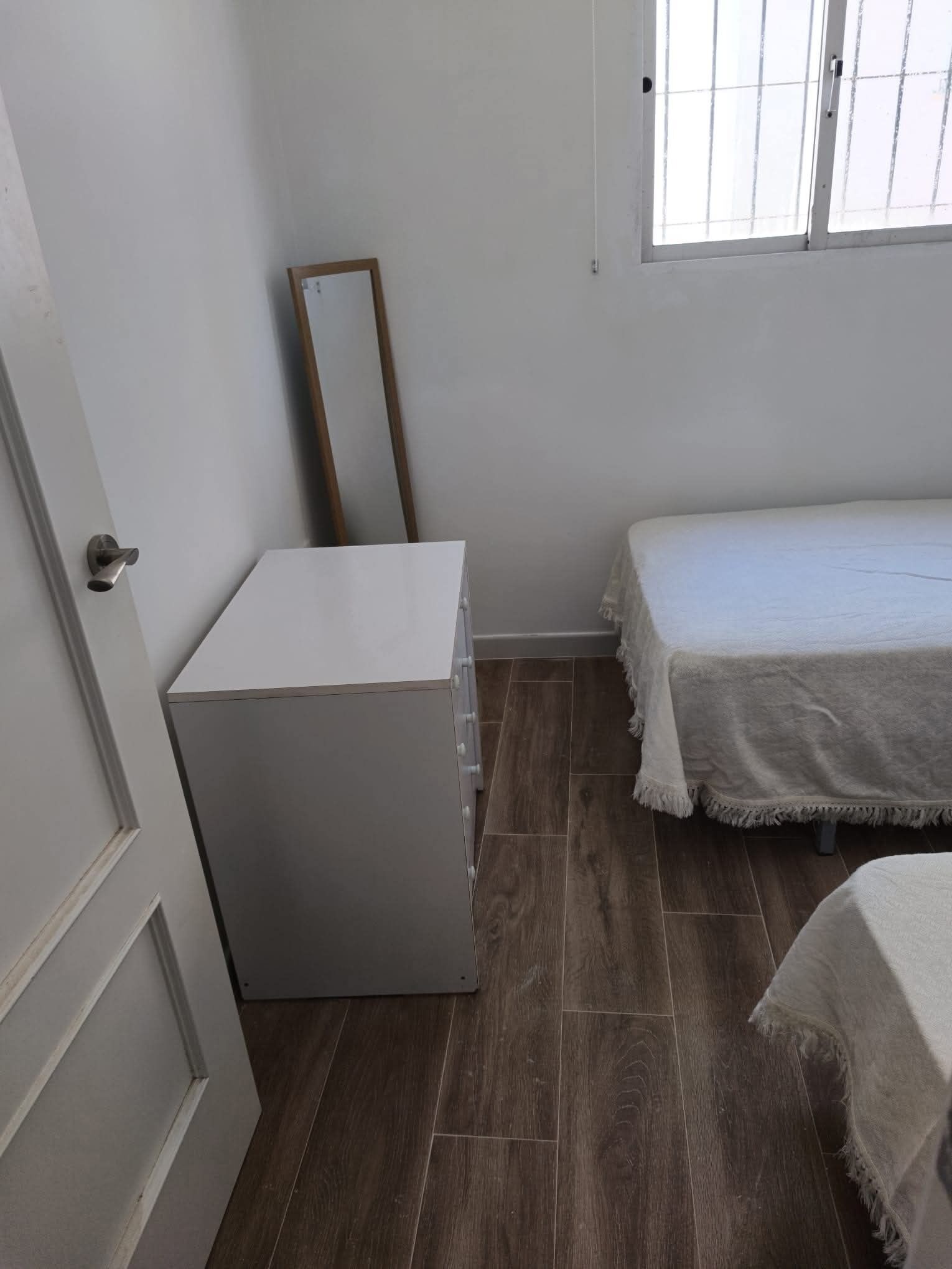 Tabla de planchar con plancha, internet y ropa de cama 