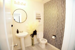 Sèche-cheveux, serviettes fournies, papier toilette